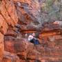 Australie - Yohann perché sur les falaises rouges de John Hayes Rockhole