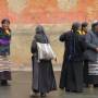 Chine - jeunes femmes au monastere de Shigatse