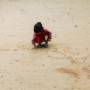 Cambodge - des enfants qui dessinent sur le sol