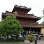 Viêt Nam - citadelle : Yohann devant un pavillon