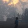 Laos - Un enfant chassant les oiseaux au lance-pierre au petit matin