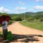 Costa Rica - Benoit attend le bus, sous son ombrelle