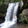 Cambodge - yoann sous la cascade sacre d