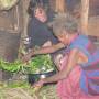 Indonésie - cuisine traditionnelle a la vapeur. elle met des pierres chaudes parmis les legumes puis recouvre de feuille