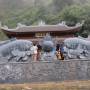 Viêt Nam - un des nombreux temples de la baie d Halong terrestre 