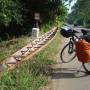 Thaïlande - Une pirogue sur la route