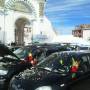 Bolivie - A Copacabana, tous les jours des voitures viennent se faire benir devant la cathedrale ! pendant ce temps, les proprio boivent de la biere...