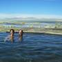 Bolivie - La, on est en plein salar ou il fait tres froid, L eau est a a peine 5 degres, ms on garde le sourire!