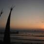 Pérou - Coucher de soleil sur Huanchaco, avec les fameuses barques de pecheurs