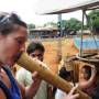 Cambodge - Pauline qui essaie de fumer leur mélange...