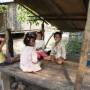 Cambodge - Tout au long de nos périples en vélo, perdus dans la campagne cambodgienne, on est accueillis par de grands sourires et des "Hello" enjoués.