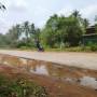 Cambodge - En panne de moto (la jauge était elle aussi en panne...) entre Kep et Kampot.