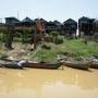 Thaïlande - Le village de Kampong Phluk sur le Tonle Sap. Ici, les maisons sont construites sur d