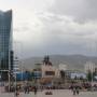 Mongolie - Place centrale, ... et la steppe au fond. Une ville d