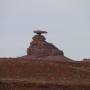 USA - Pres de monument Valley, une ville qui s appelle "Mexican Hat", soit Chapeau Mexicain a cause de cette pierre