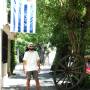 Uruguay - Titi devant le drapeau national. Centre historique